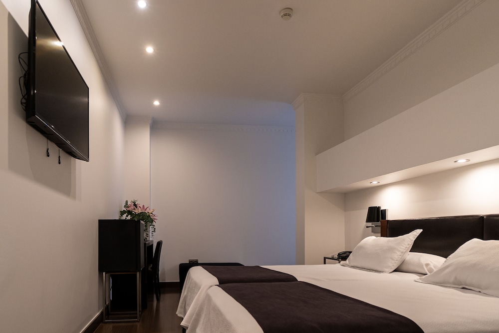 INTERIOR, STANDARD, DOUBLE BED