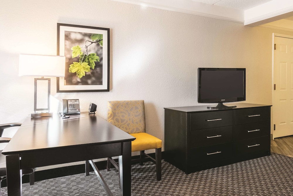 La Quinta Inn And Suites By Wyndham Orlando Airport North 35/45