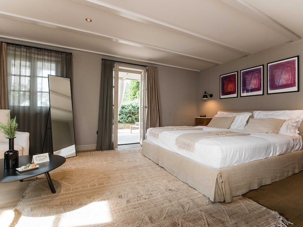 EXECUTIVE, KING BED