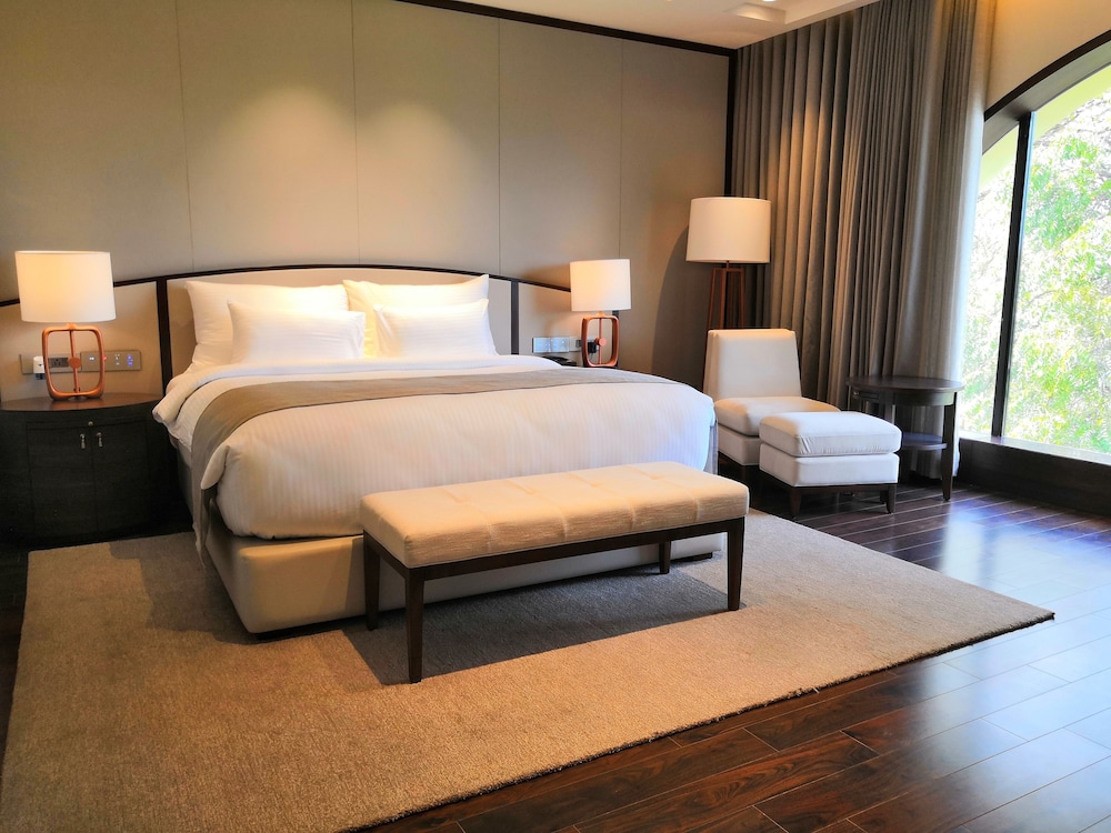 LUXURY, SUITE, KING BED, GOLF COURSE VIEW