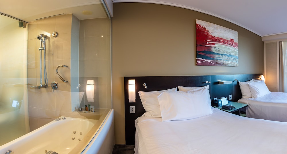 Hilton Cairns Hotel 14/85