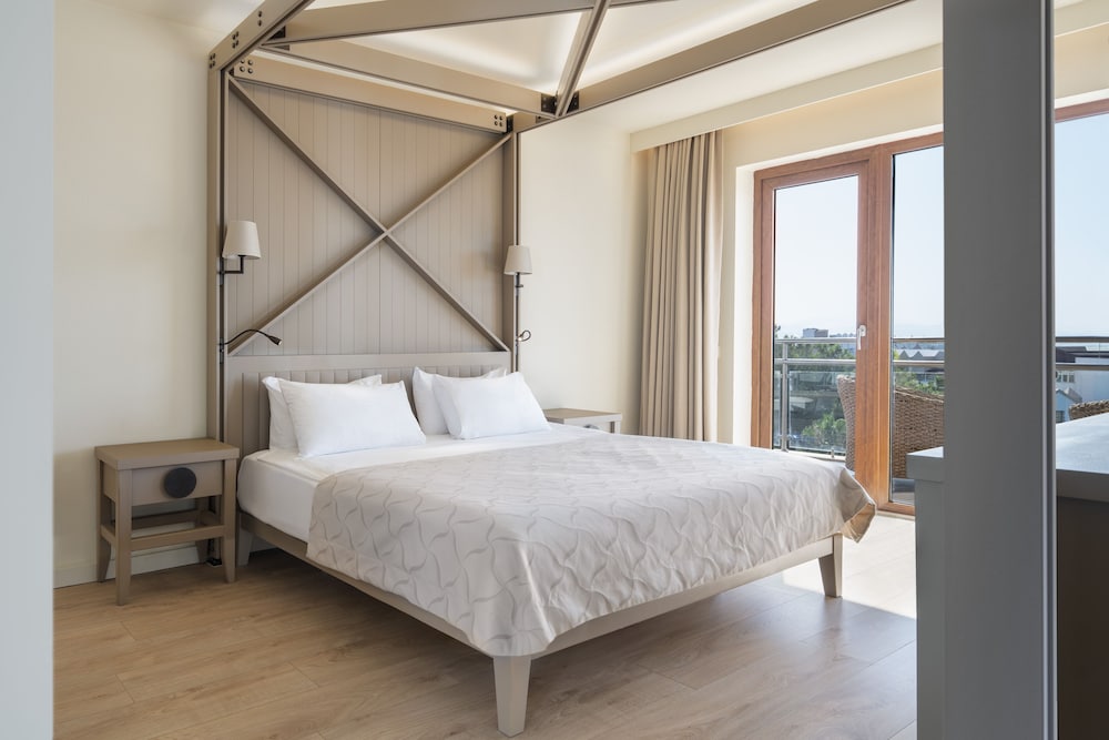Land, Suite, King Bed