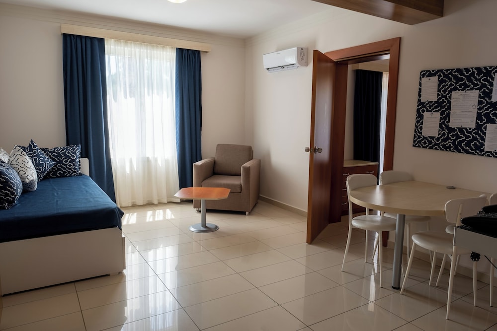 Family Life Pascha Bay Hotel 24/50