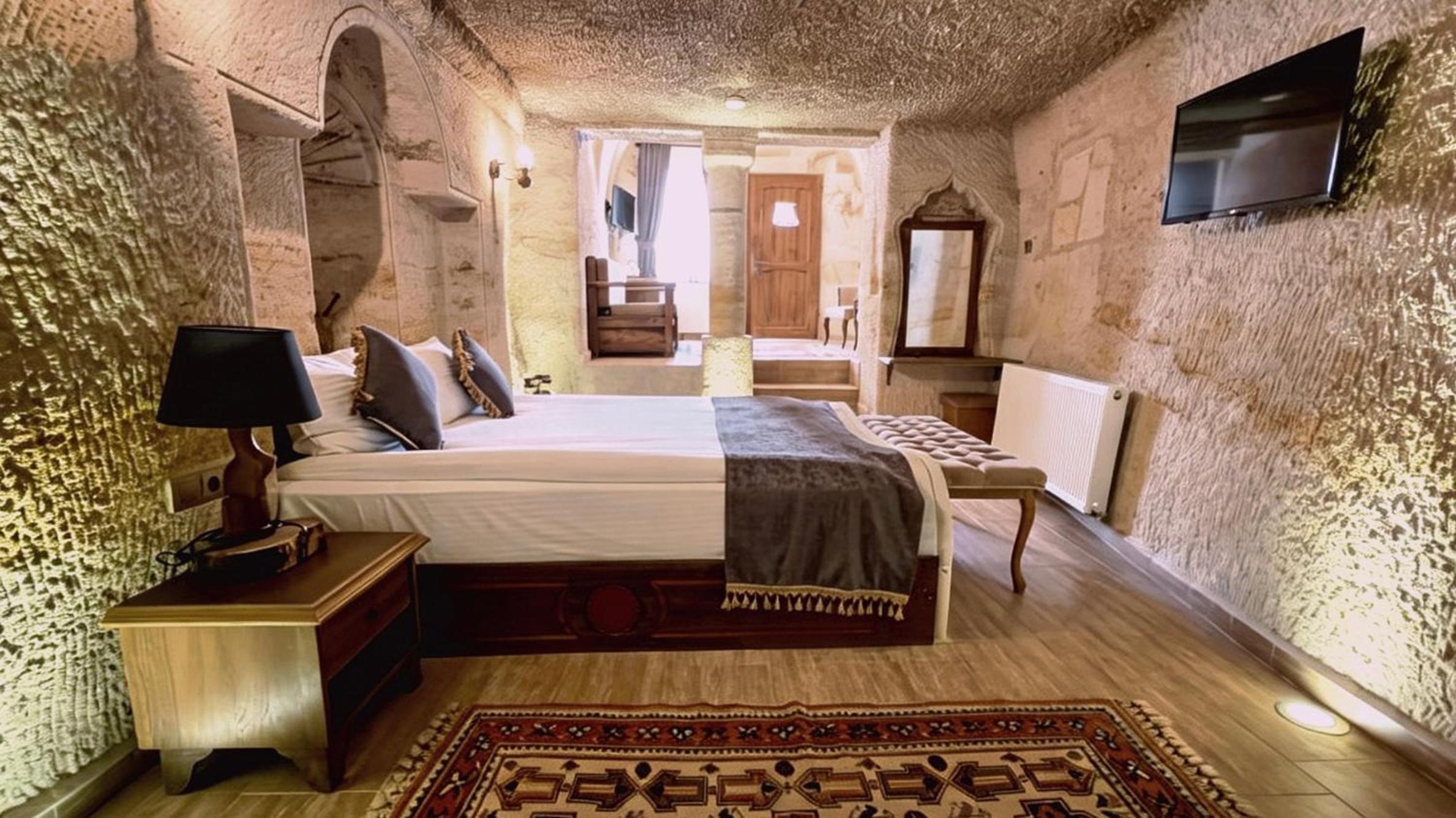 Cave, Deluxe, Suite