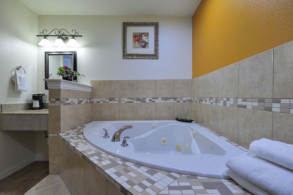 Romantic Inn Suites 38/43