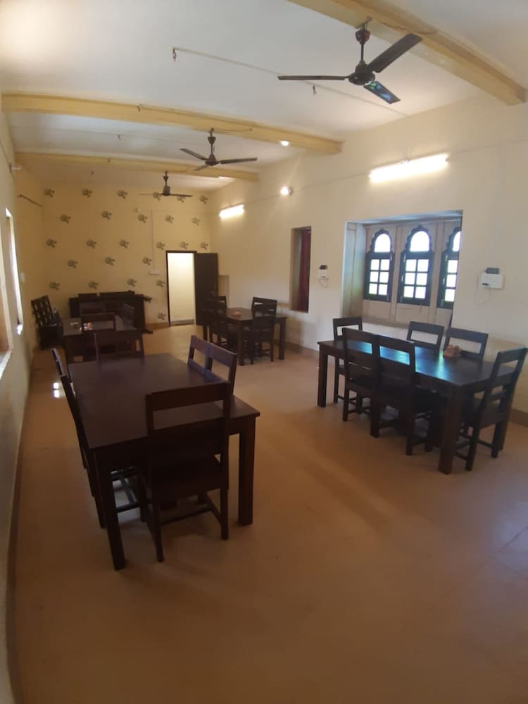 Vista Rooms at Old Royal Palace 23/38