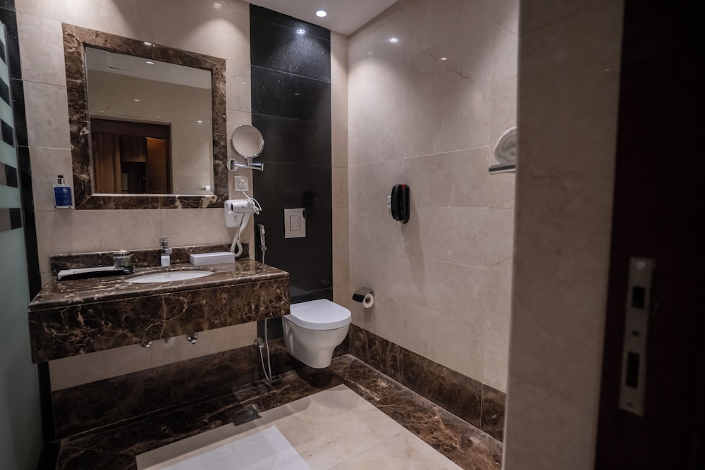 العنوان فندق الحمراء(Rosemond Alhamra (EX.Address Al Hamra)) 42/43