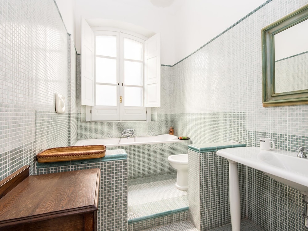 RSH Luxury Vatican Four Bedroom Apartment 32/36