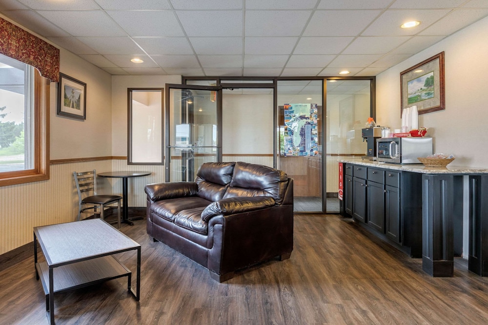 Econo Lodge Traverse City South 25/31