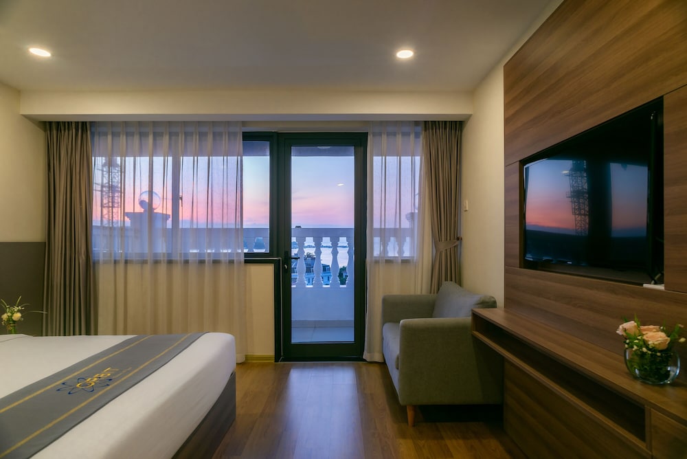 غرفة بريميير بسرير كينج بإطلالة على البحر، Orbit Hotel 6/7