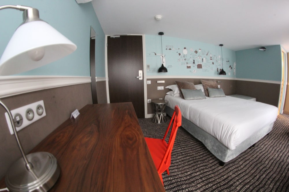 Hotel Des 3 Poussins 53/53