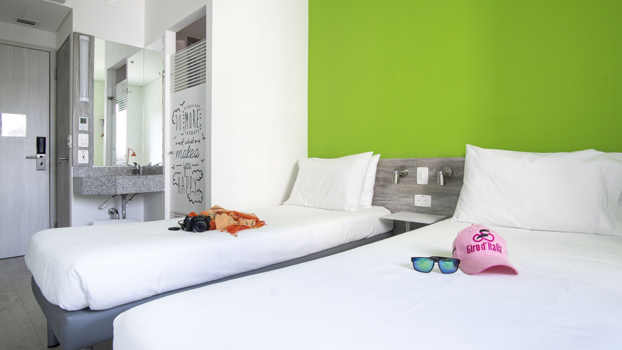 ROOM, TWIN BEDS