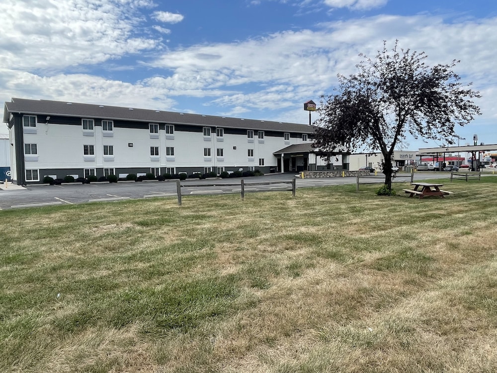 Countryside Inn and Suites Council Bluffs 1/57