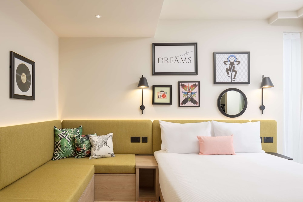 ROOM, QUEEN BED, NO WINDOW