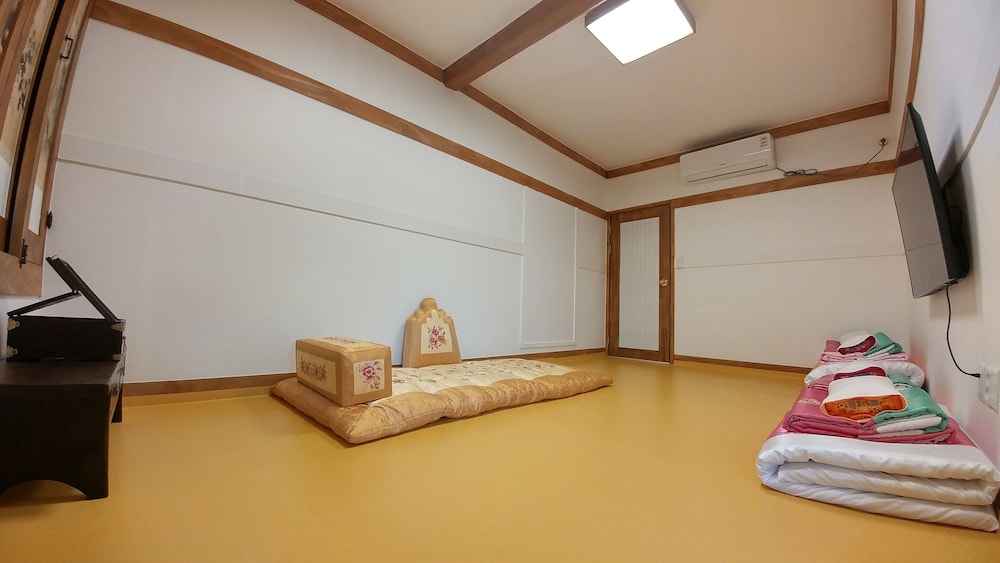 STUDIO, SUITE, PRIVATE BATHROOM