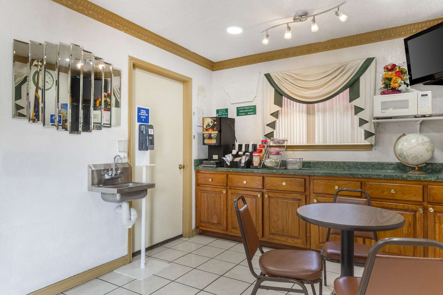 Econo Lodge Inn & Suites Near Lackland AFB San Antonio, TX 28/36