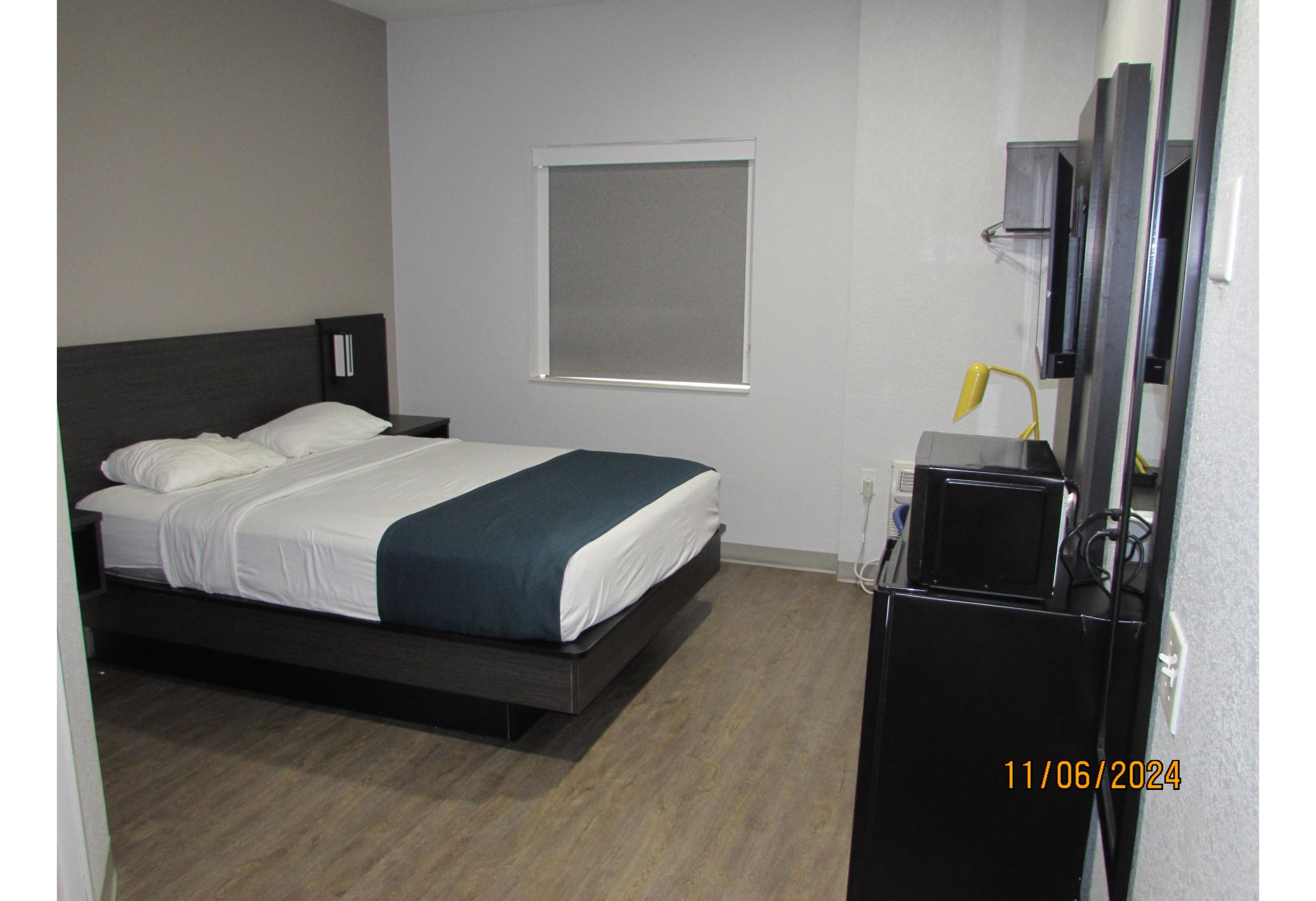 1 Full Bed - ADA/Tub