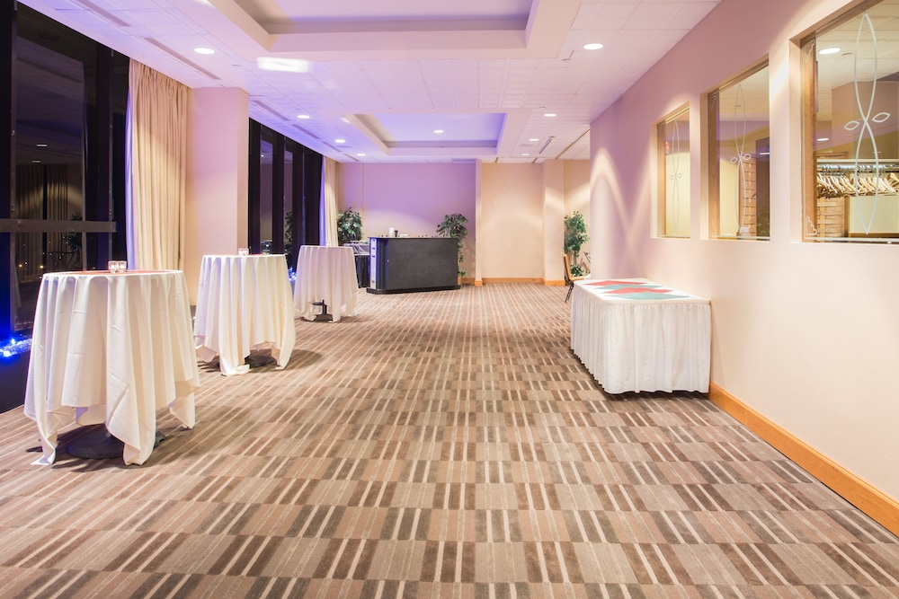 Holiday Inn Suites Pittsfield Berkshires 15/80