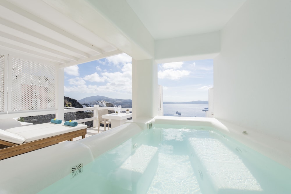 Aqua Luxury Suites 26/75