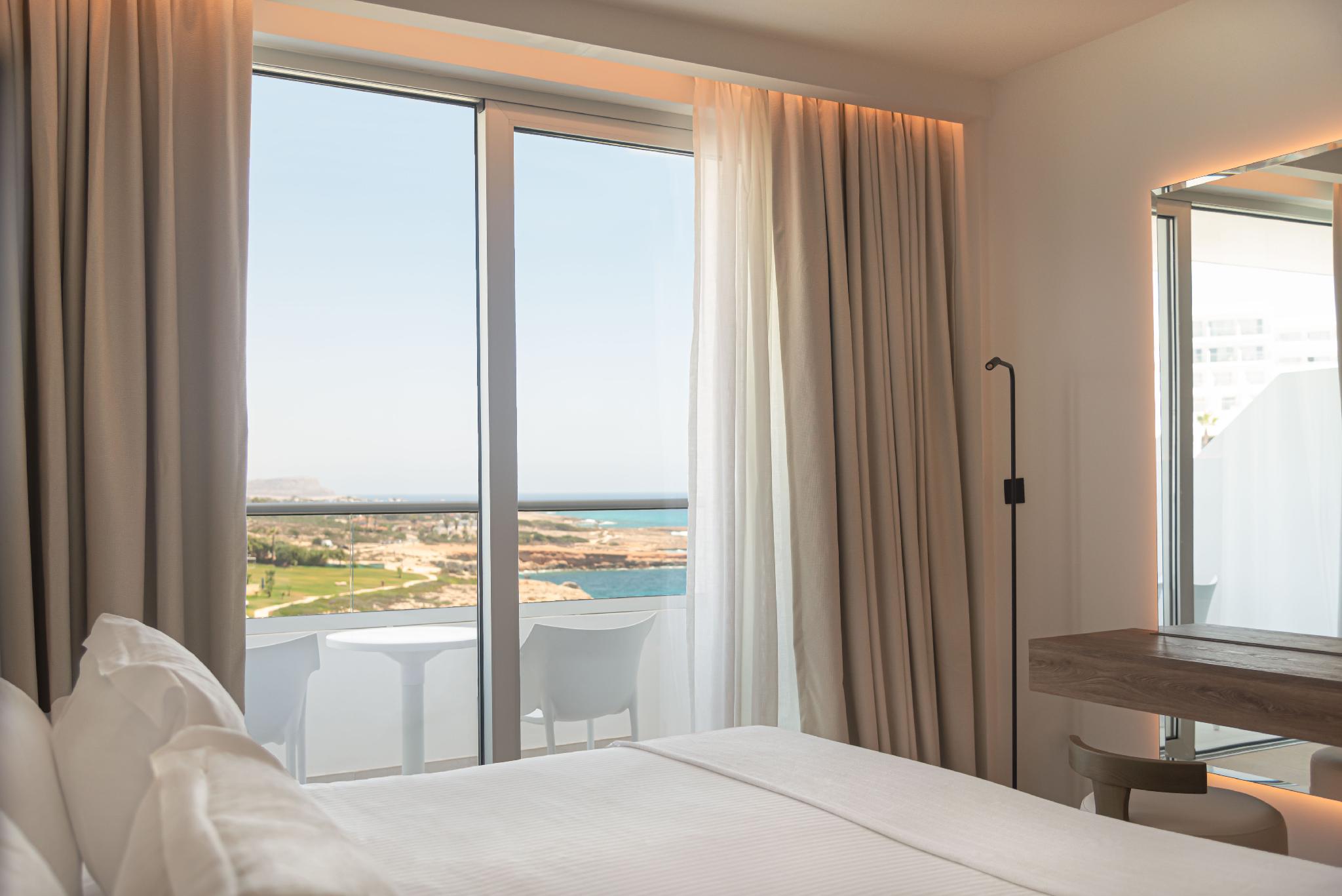 2 Bedrooms, Family, Apartment, King and Twin Beds, Lateral Side Sea View