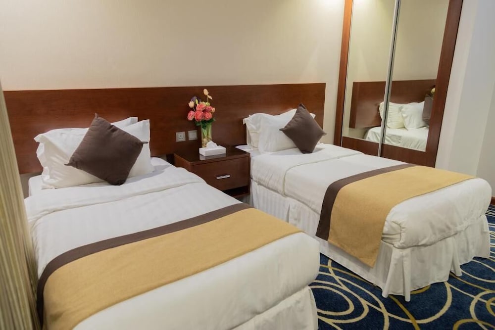 ROOM, TWIN BEDS