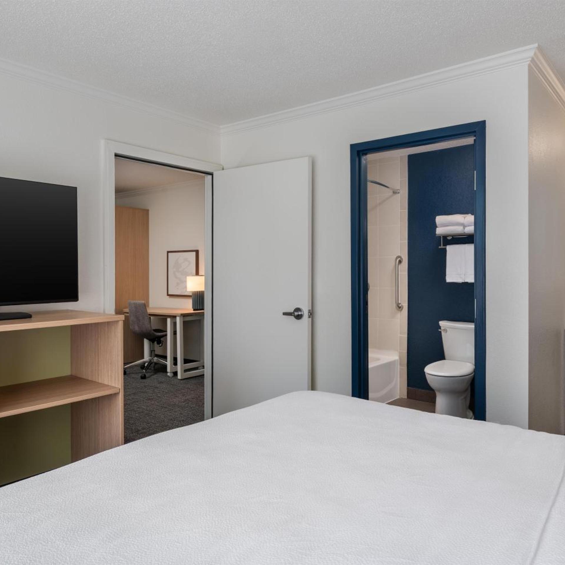 Suite, King Bed, Sofa, Bathtub, Accessible