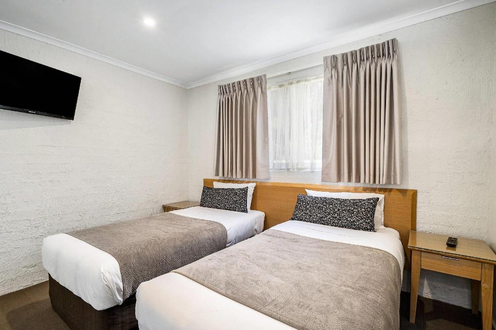 SUITE, QUEEN AND TWIN BEDS