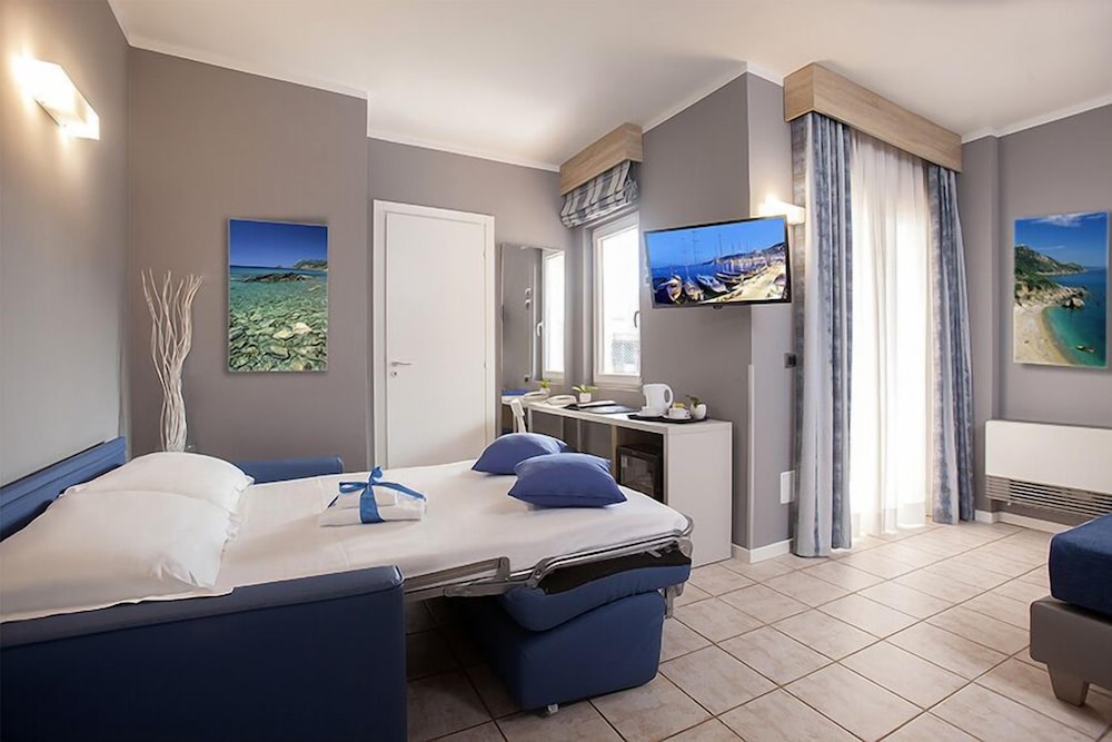Junior Suite, 1 Queen and 1 Single Bed, 2 Bathrooms
