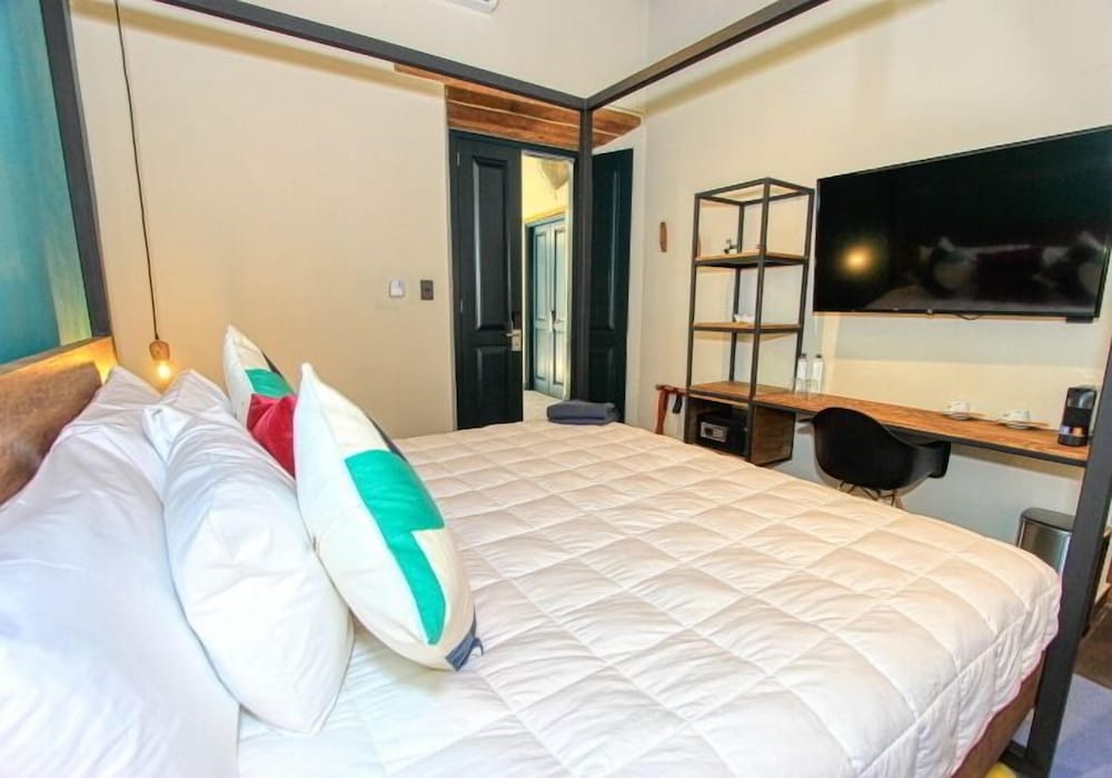Junior, King Bed