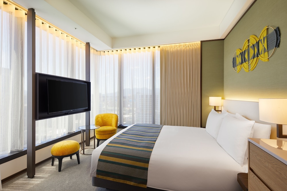 غرفة قياسية ركنية بسرير كوين