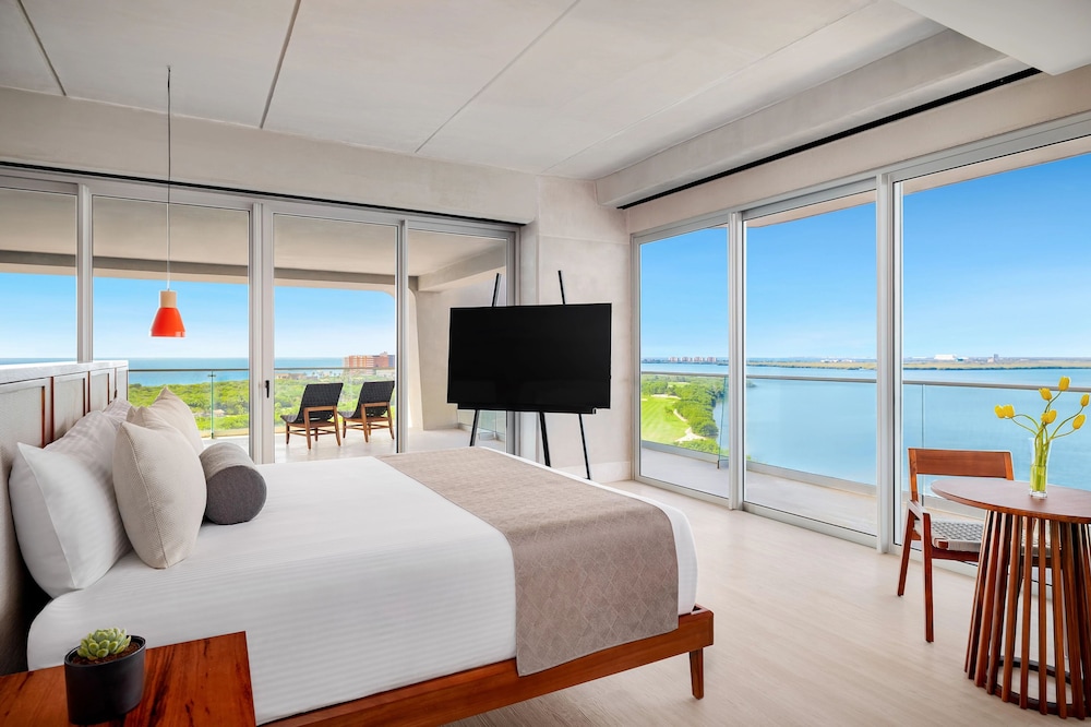 Master, Vantage, Club, Suite, King Bed, Bay View