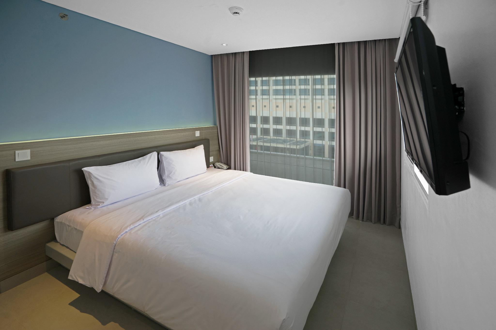 Smart, Hollywood, Queen Bed