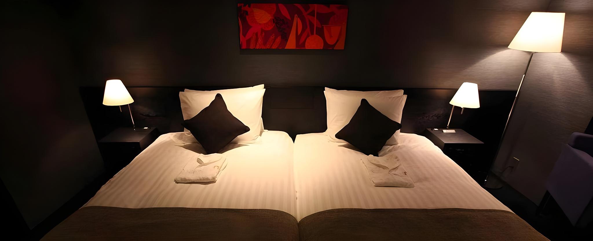 Hollywood, Authentic, Twin Beds