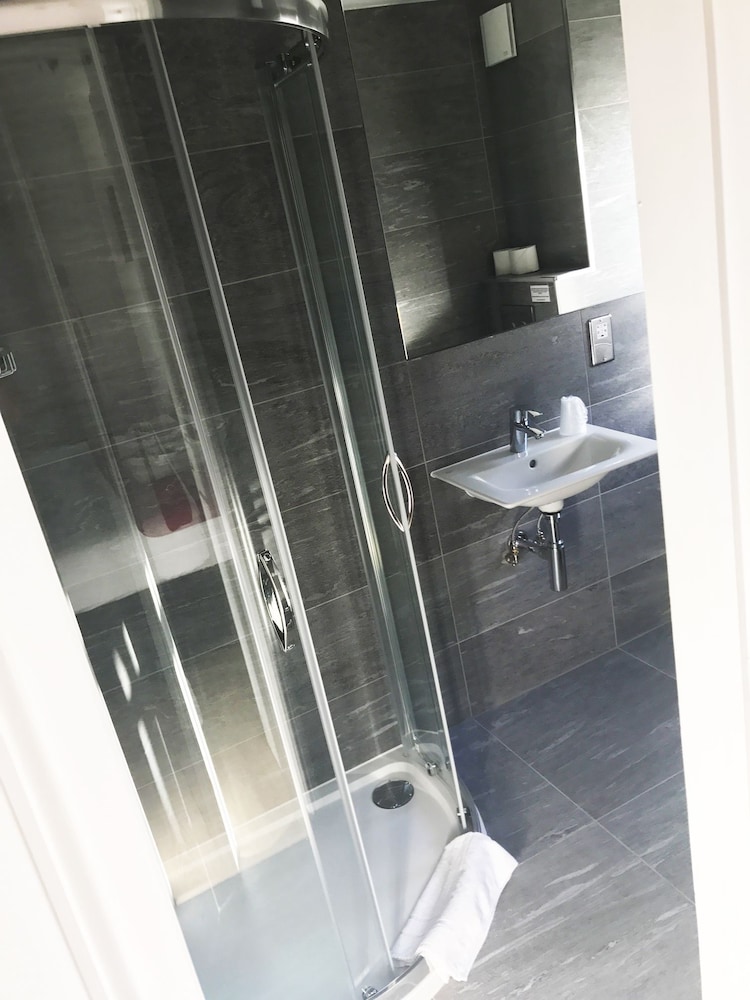 Gidea Park Hotel 48/51