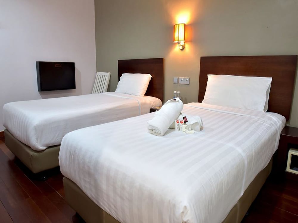 ROOM, TWIN BEDS, NO WINDOW