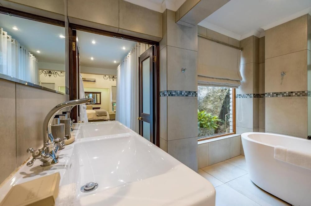 Sheppard Boutique Guesthouse 44/50