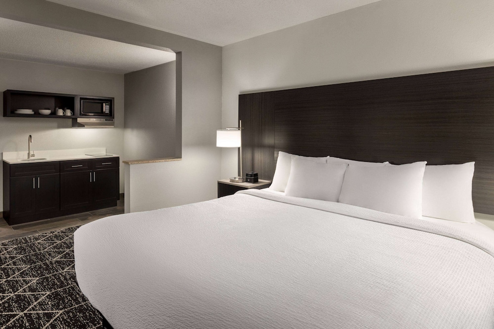 La Quinta Inn and Suites by Wyndham Lake George 8/50