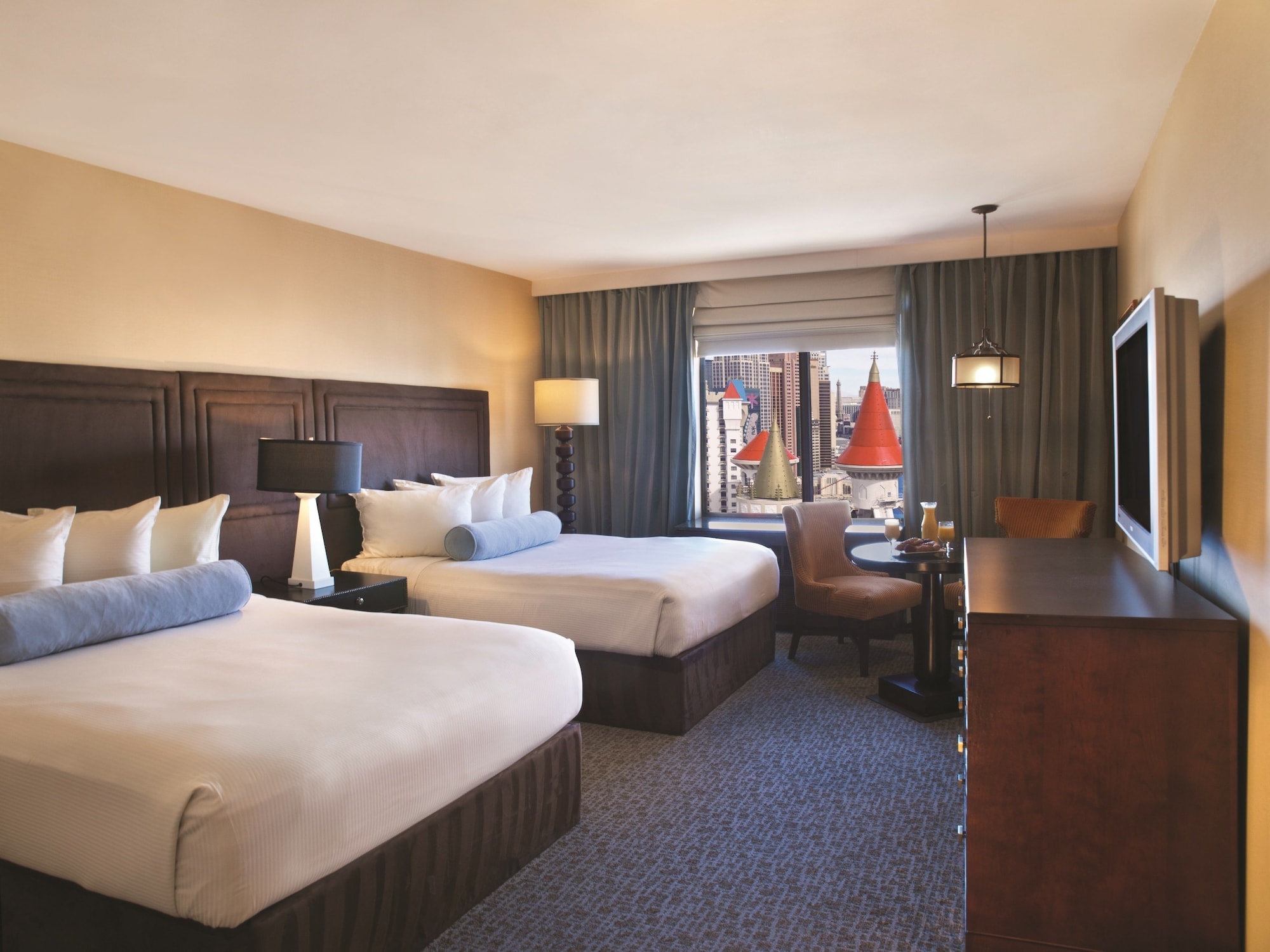 RENOVATED, RESORT, 2 QUEEN BEDS, STRIP VIEW