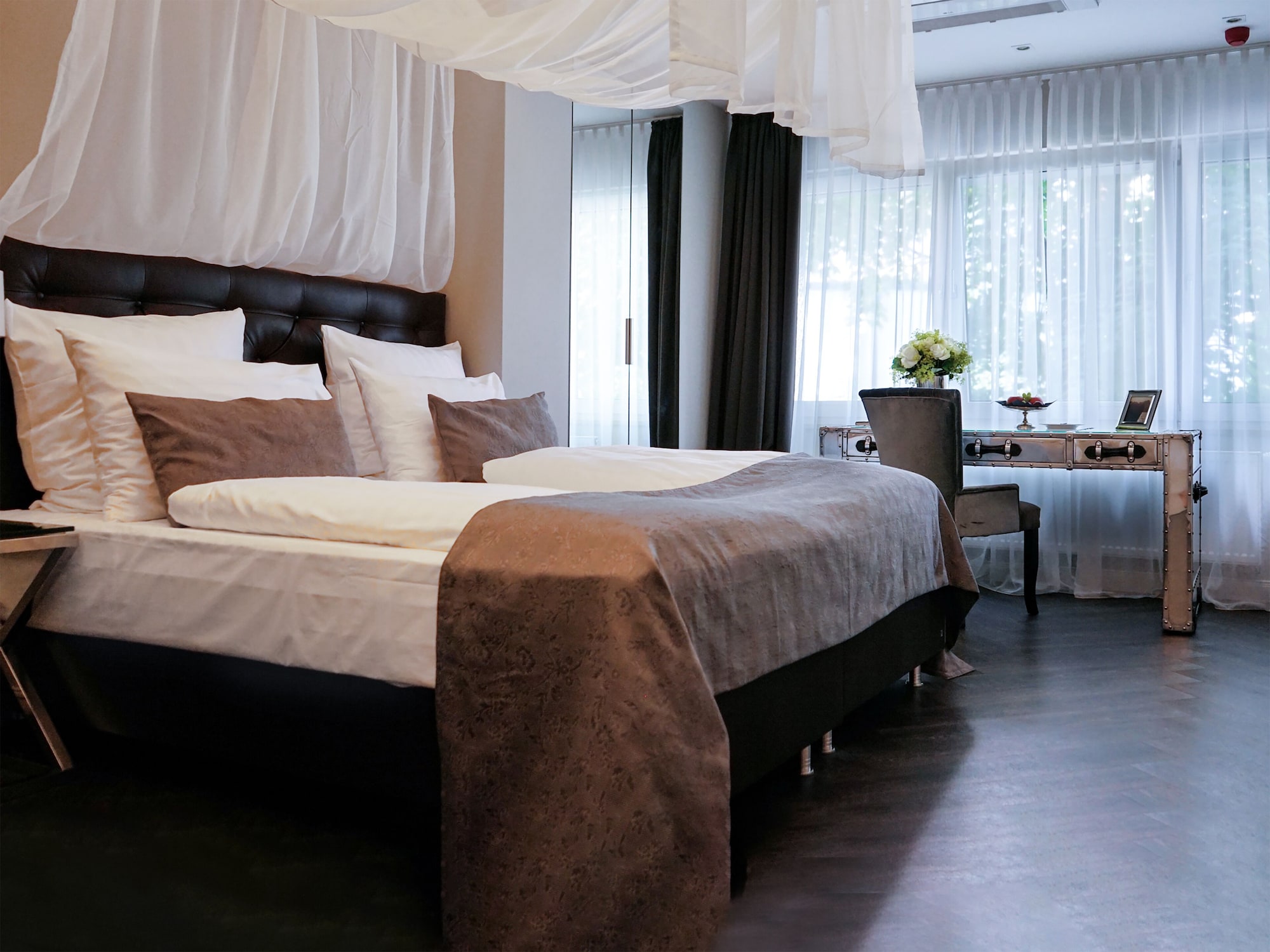 DELUXE, DOUBLE BED
