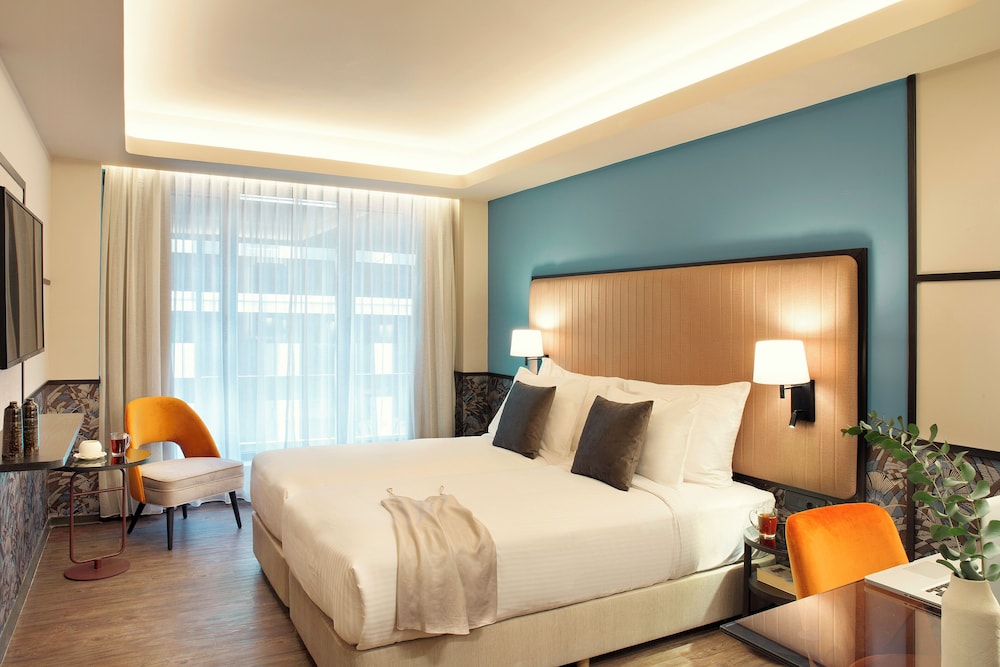CLASSIC, DOUBLE BED, CITY VIEW