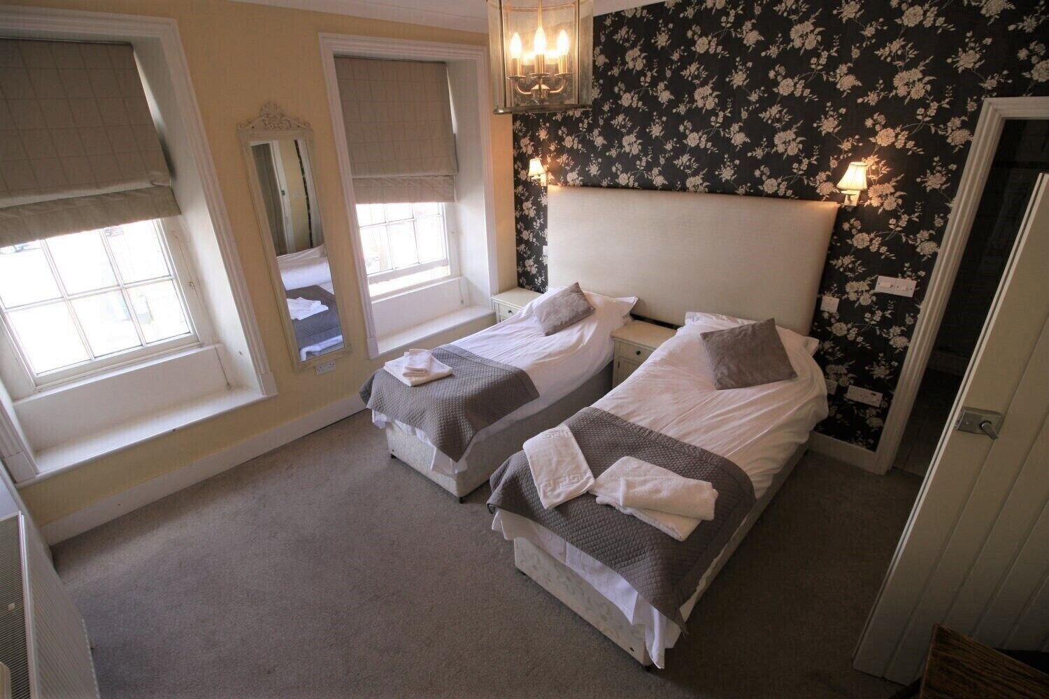 ROOM, TWIN BEDS