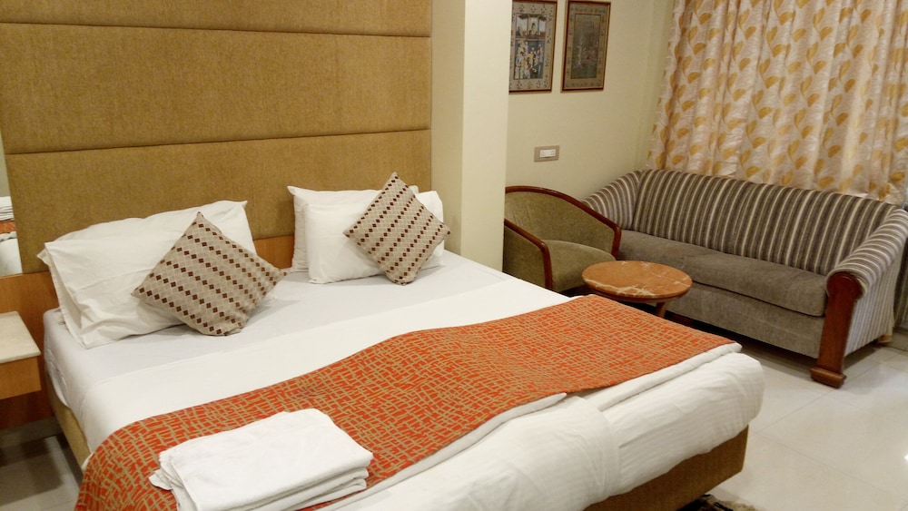 Bentley Hotel Churchgate 7/24
