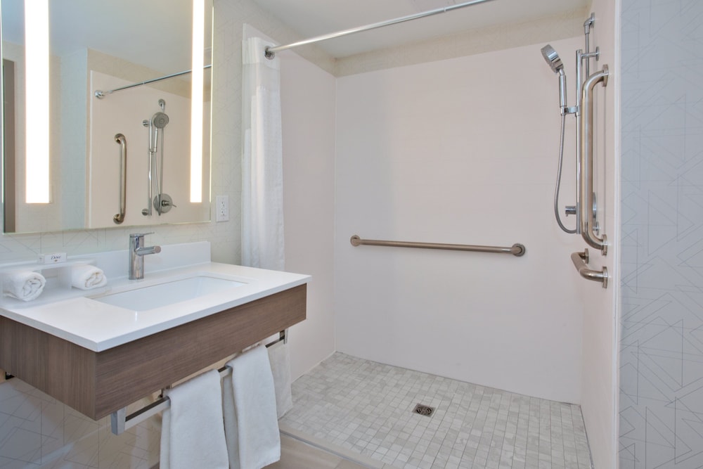 Holiday Inn Express Hotel And Suites Dover 57/60