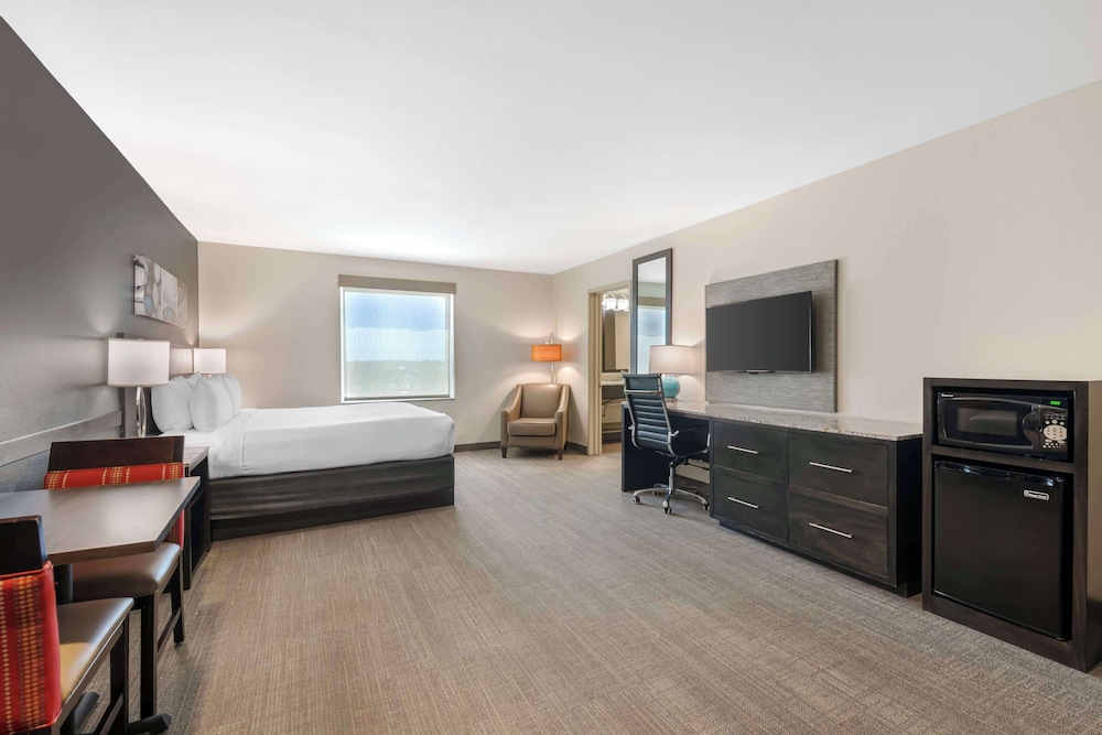 جناح بسرير كينج مع أريكة بحوض جاكوزي، Caretta Landing Sarasota, an Ascend Collection Hotel 3/4
