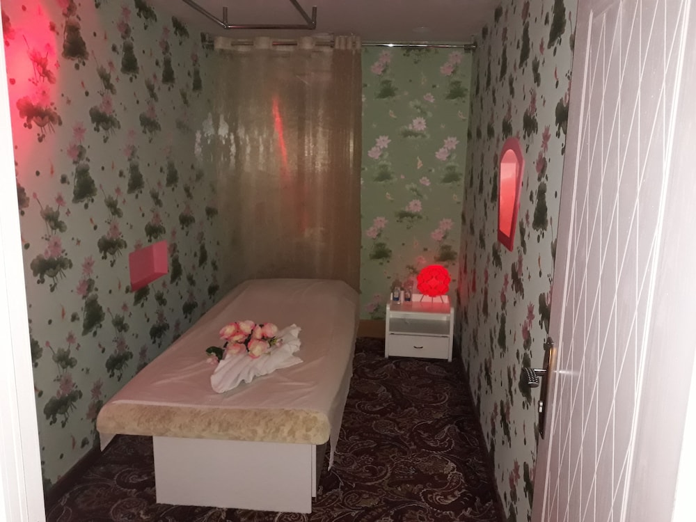 MONTREAL NAIF HOTEL 15/32
