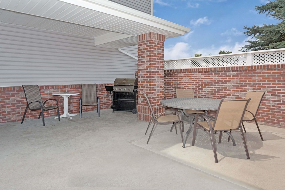 Super 8 by Wyndham Windsor 23/29