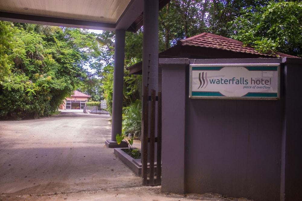 Waterfalls Hotel 3/33