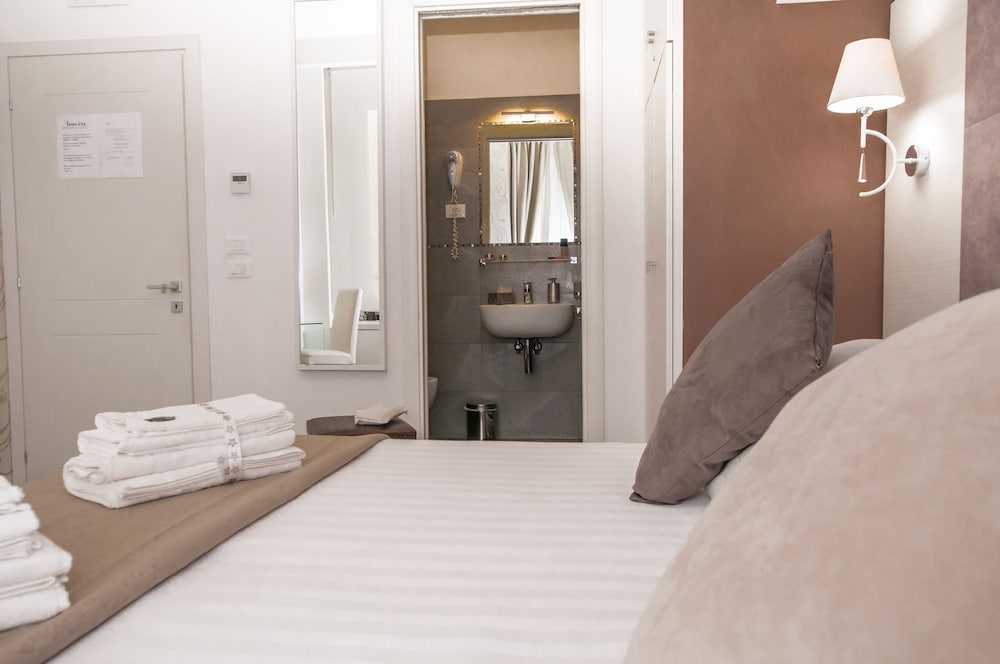 Elenoire Rooms & Suite 33/48
