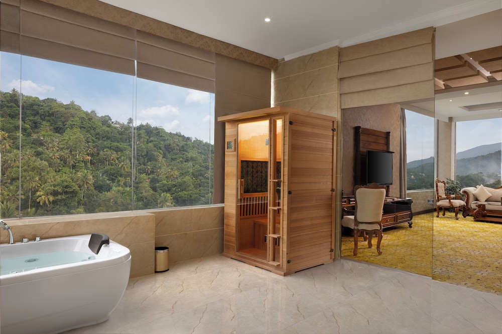The Golden Crown Hotel 33/66