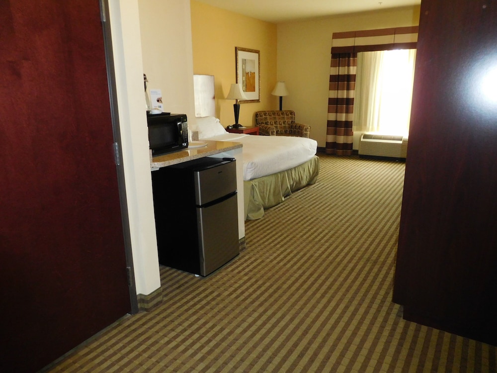 Standard, King Bed, Accessible, Holiday Inn Express Hotel And Suites Ponca City 2/5
